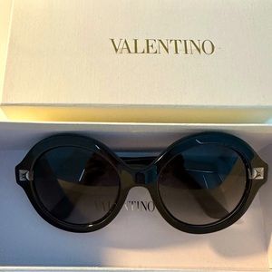 Valentino Rockstud Sunglasses🔥